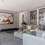 Apartment Lounge *